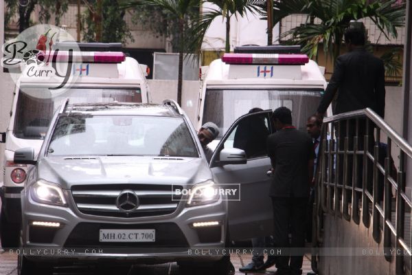 Shahid Kapoor snapped Outside Hinduja Hospital!