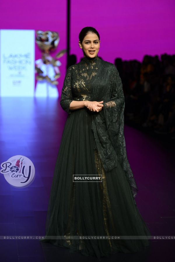 The cute and pretty Genelia Dsouza at Lakme Fashion Show 2016 - Day 4