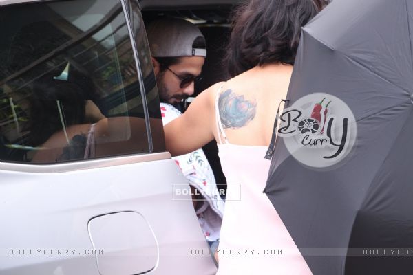 Shahid Kapoor snapped with his BABY Outside Hinduja Hospital!