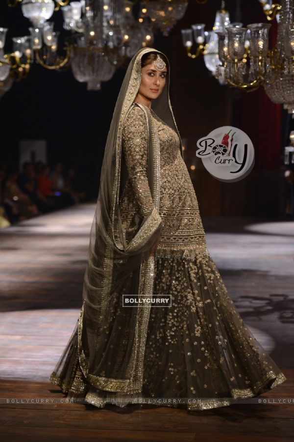 Kareena Kapoor sizzles at the Grand Finale of Lakme Fashion Show 2016