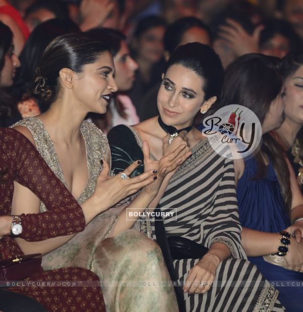 Lets talk! Deepika Padukone and Karisma Kapoor at Grand Finale of Lakme Fashion Show 2016