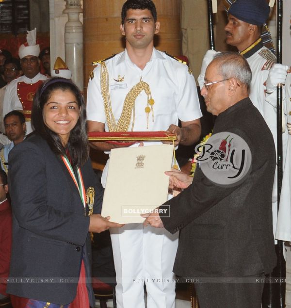 Sakshi Mallik honoured with Khel Ratna!