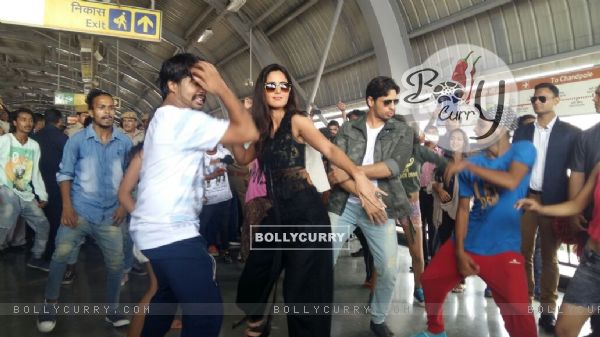 Sidharth and Katrina Groove at Jaipur Metro Station (418290)