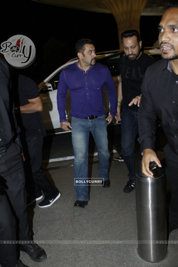 Airport Scenes: Salman Khan!