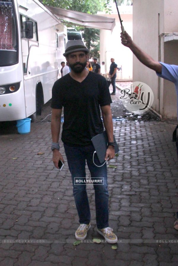 Farhan Akhtar Snapped on the sets of Rock On 2! (418353)