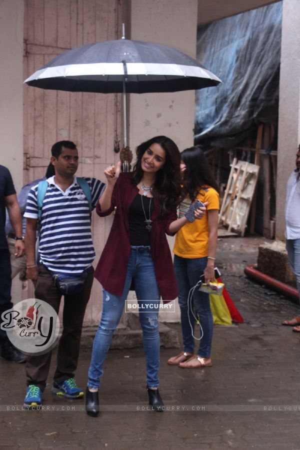 Shraddha Kapoor Snapped on the sets of Rock On 2! (418356)