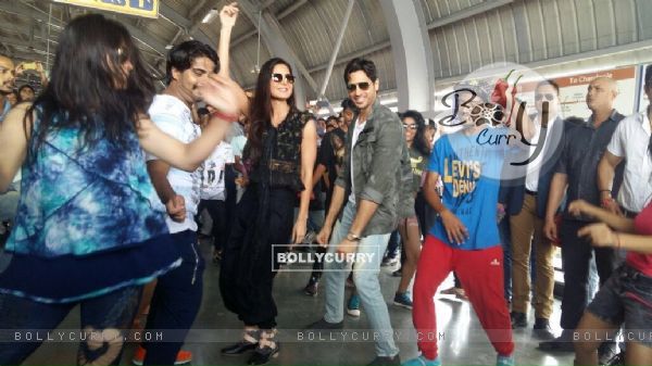 Promotions: Sidharth and Katrina Groove at Jaipur Metro Station! (418376)