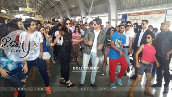Promotions: Sidharth and Katrina Groove at Jaipur Metro Station!