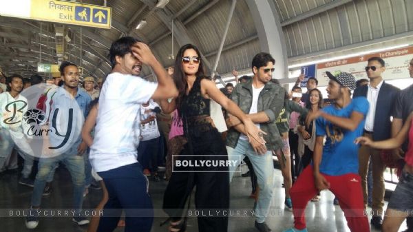 Promotions: Sidharth and Katrina Groove at Jaipur Metro Station! (418378)