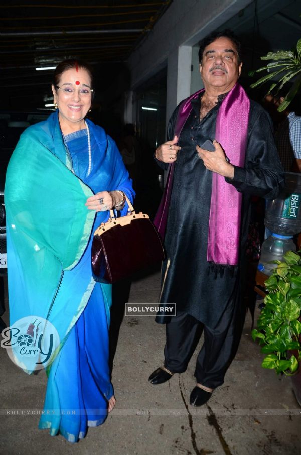 Shtraughan Sinha with wife Poonam Sinha at Special Screening of  'Akira' (418394)