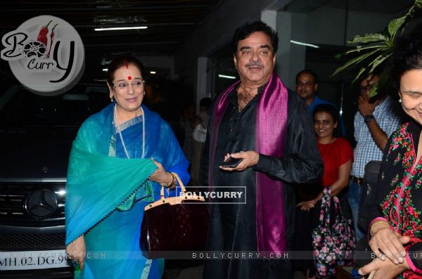 Shtraughan Sinha with wife Poonam Sinha at Special Screening of  'Akira' (418395)