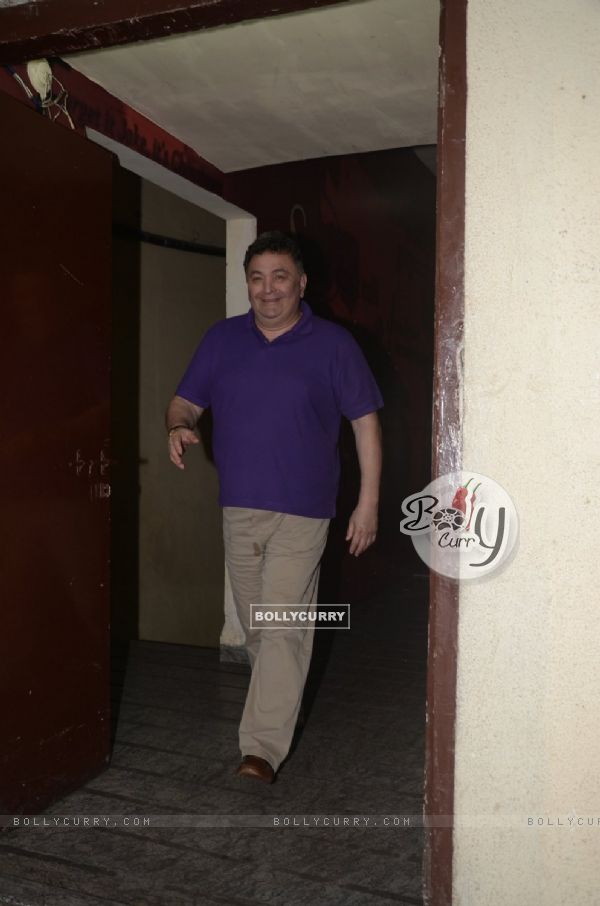 Rishi Kapoor mobbed by fans at Juhu PVR
