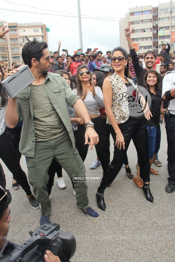 Katrina Kaif and Sidharth Malhotra Promotes 'Baar Baar Dekho' in Indore with a Flash Mob (418757)
