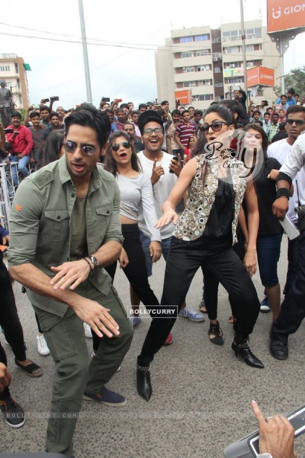 Katrina Kaif and Sidharth Malhotra Promotes 'Baar Baar Dekho' in Indore with a Flash Mob