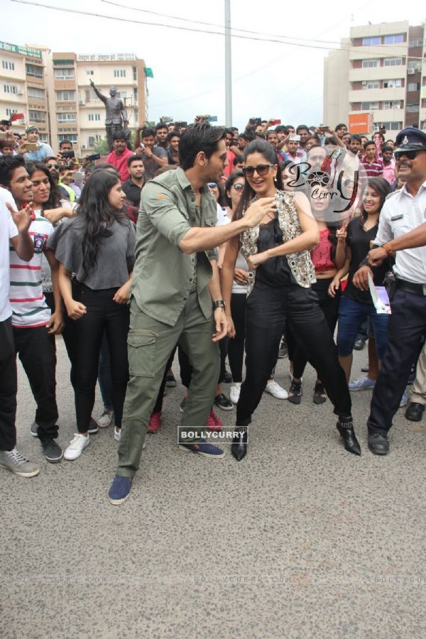 Flash Mob- Katrina Kaif and Sidharth Malhotra Promotes 'Baar Baar Dekho' in Indore (418759)