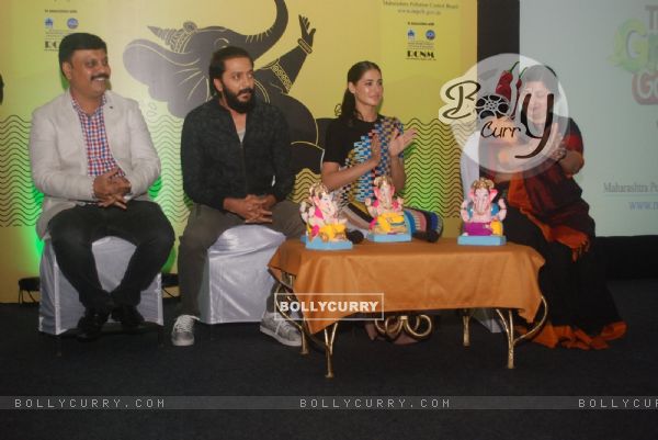 Riteish and Nargis Promotes 'Banjo' at Times Ganesh Event (418841)
