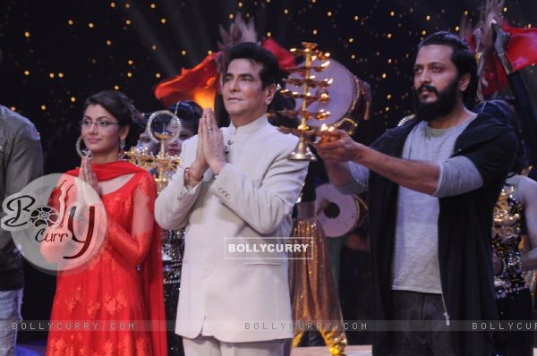 Jeetendra, Riteish Deshmukh and Sriti Jha Promotes 'Banjo' on the sets of Kum Kum Bhagya