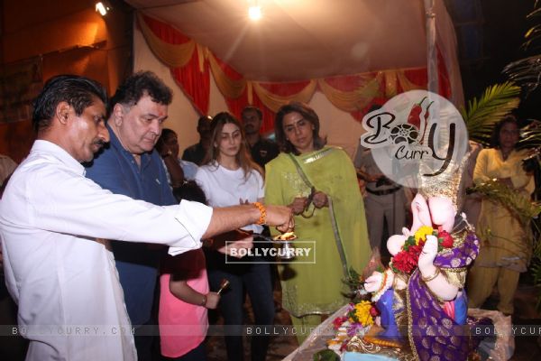 Rishi Kapoor, Neetu Singh & Riddhima Kapoor performs Ganpati Aarti at his Residency