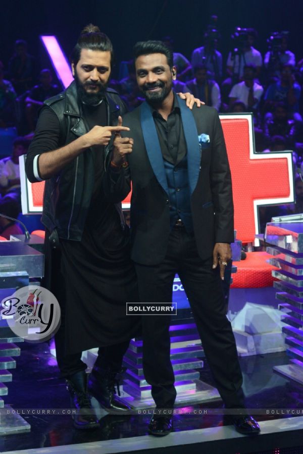 Riteish Deshmukh and Remo Dsouza at Promotion of 'Banjo' on sets of Dance Plus 2 (419936)