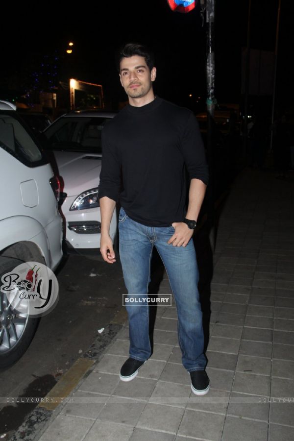 Sooraj Pancholi snapped with his family for dinner in Bandra