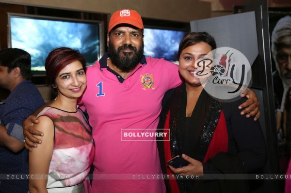 Shilpa Sirorkar and Rashmi Sharma with her husband at Special screening of Film 'Pink' (420098)