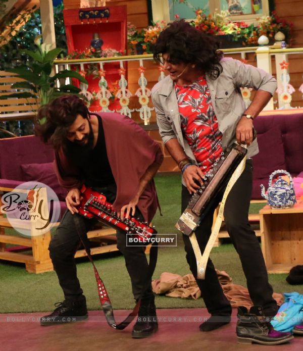 Riteish Deshmukh and Sunil Grover at Promotion of 'Banjo' on Sets of The Kapil Sharma Show (420337)