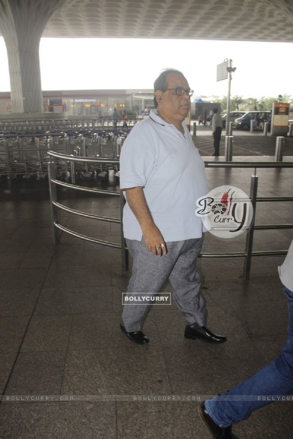 Satish Kaushik Snapped at Airport!