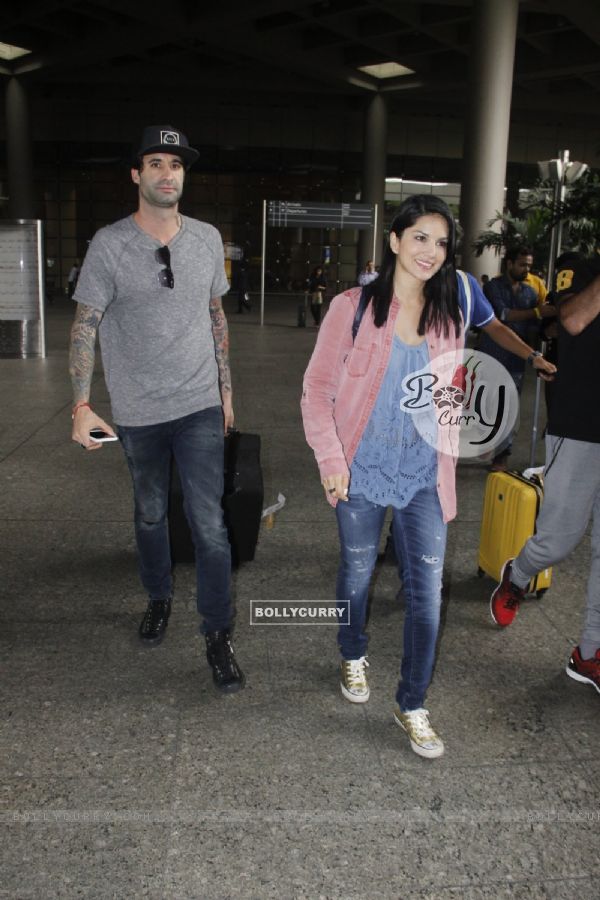 Sunny Leone AND husband Daniel Webber Snapped at Airport!