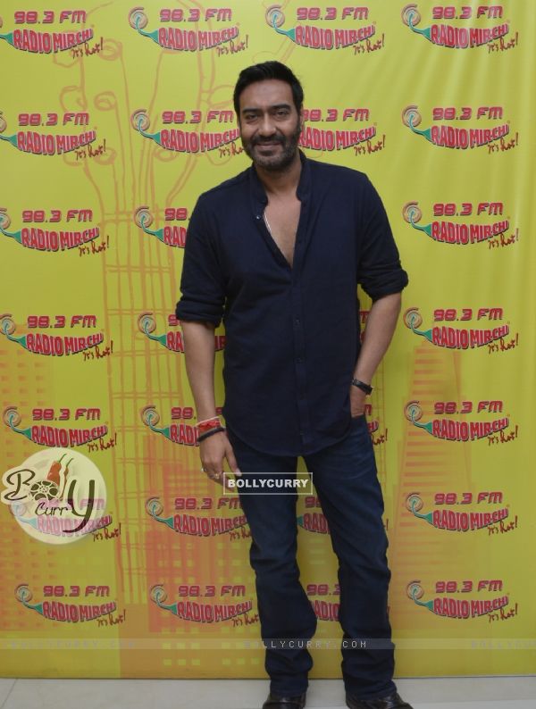 Ajay Devgan promotes 'Shivaay' at Radio Mirchi (421469)