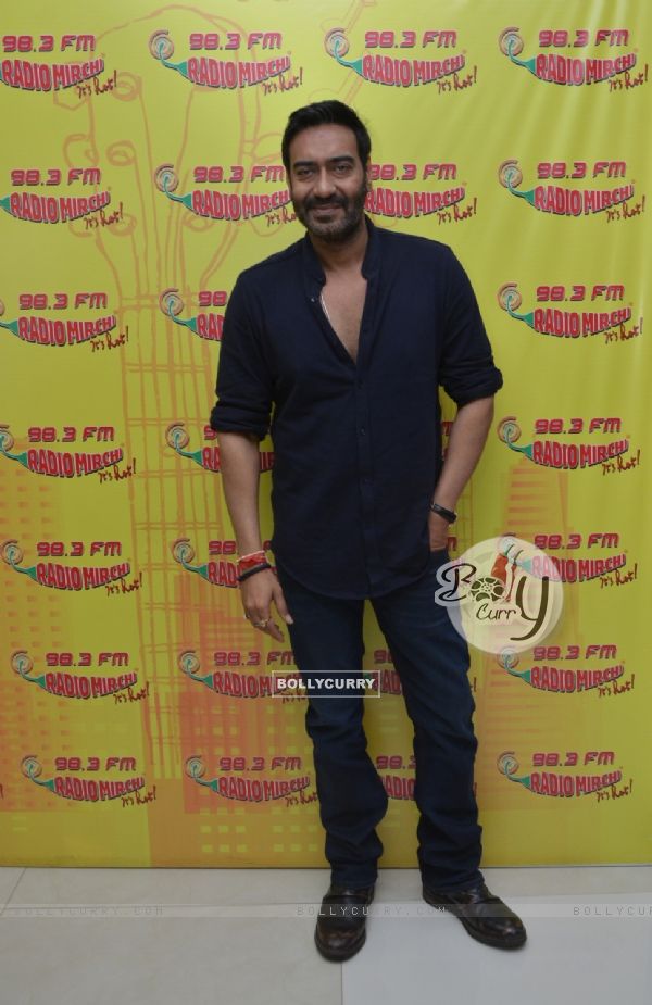 Ajay Devgan promotes 'Shivaay' at Radio Mirchi (421470)
