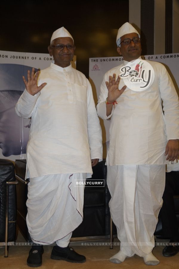 When Real Anna Hazare and Reel Anna Hazare came together (421585)