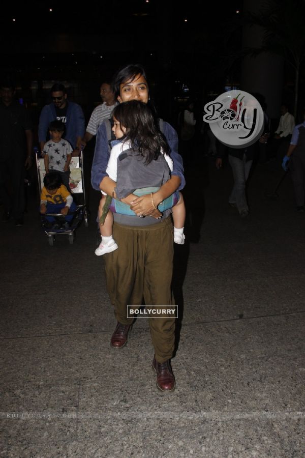 Airport Diaries: Vivek Oberoi's wife with her kid