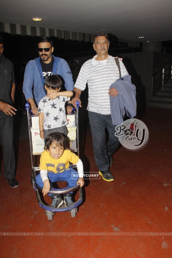 Airport Diaries: Vivek Oberoi with his wife and Suresh Oberoi and other family members