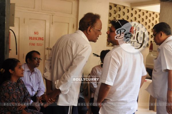 Virendra Saxena snapped outside Om Puri's residence to pay last respects!