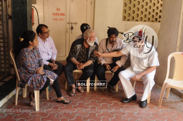 Celebs gather outside Om Puri's residence to pay last respects!
