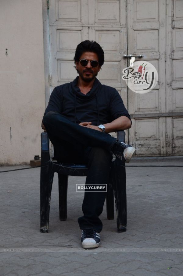 Shah Rukh Khan strikes 'Raees' pose at Mehboob Studio | Shah Rukh Khan  Event Photo Gallery | 423767