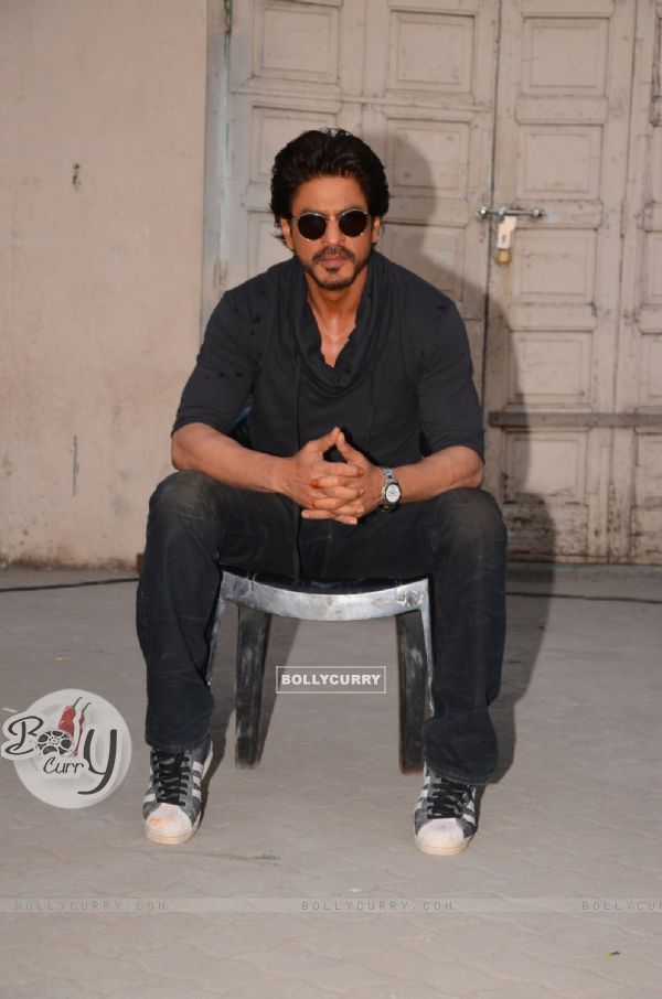 Shah Rukh Khan strikes 'Raees' pose at Mehboob Studio (423768)