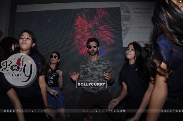 Hrithik Roshan and Yami Gautam grooves on beat during Promotion of 'Kaabil' at Mithibai College (424085)