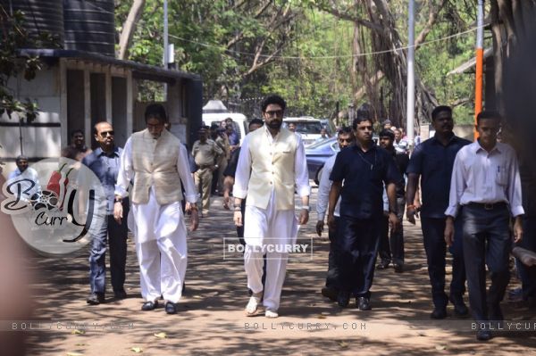 Abhishek Bachchan and Amitabh Bachchan at Suniel Shetty's father's funeral