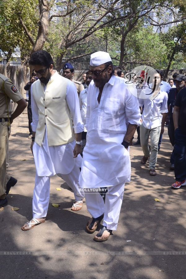 Abhishek Bachchan and Jackie Shroff at Suniel Shetty's father's funeral