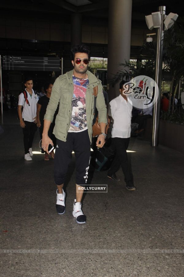 #AirportSpottings: Celebs Snapped at Airport