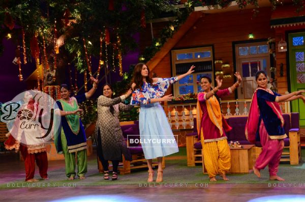 Anushka Sharma shakes a leg with the fans on 'The Kapil Sharma Show'