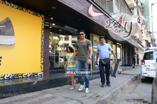 Farhan Akhtar snapped shopping with his children