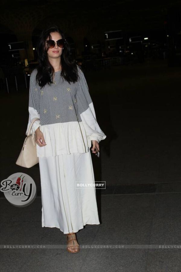 Evelyn Sharma snapped at the airport