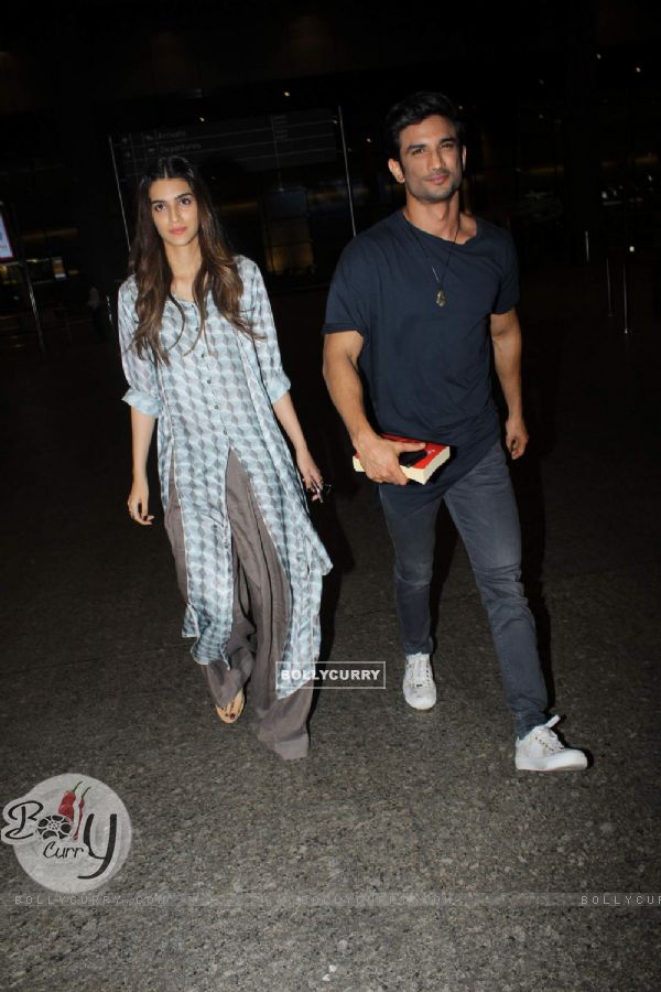 Sushant Singh and Kriti Sanon snapped at the airport!