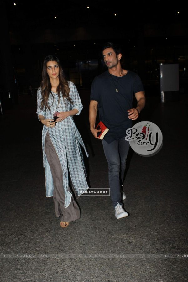 Sushant Singh Rajput and Kriti Sanon snapped at the airport!