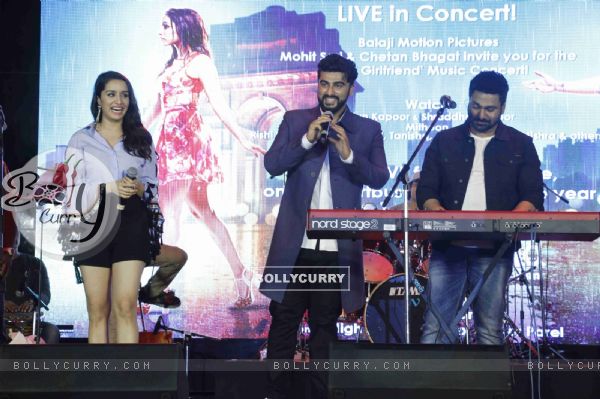 Shraddha Kapoor & Arjun Kapoor perform with singer Mithoon at 'Half Girlfriend's Concert! (428414)