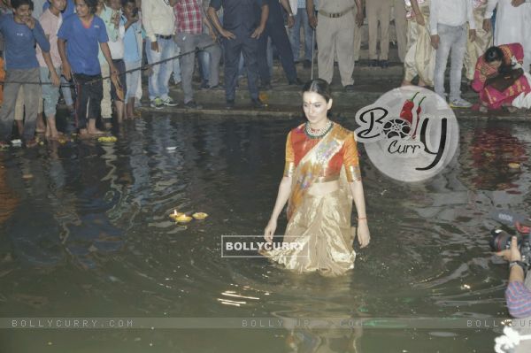 Kangana Ranaut perfoms pooja at 'Ganga Ghat' in Varanasi!