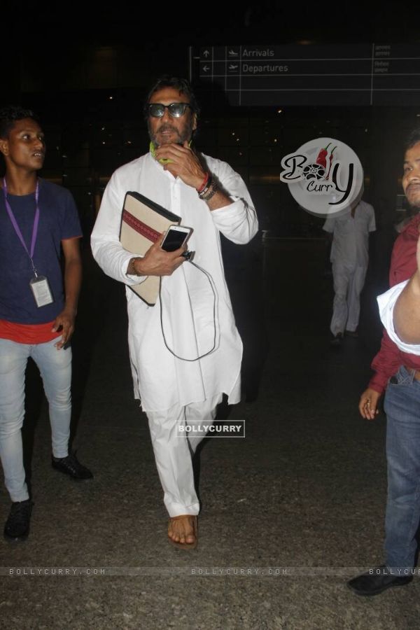 Jackie Shroff snapped at the airportq