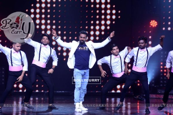 Remo D'souza makes an entry on Nach Baliye Season 8 with his groups